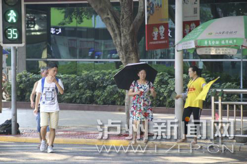 絕大多數(shù)市民都做到了自覺禮讓斑馬線，不橫穿馬路，不翻越欄桿，做到車讓人、人讓車2.JPG