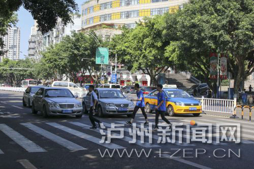 四川警察學院前的斑馬線沒有紅綠燈，但過往車輛見到有行人過斑馬線都會禮讓行人