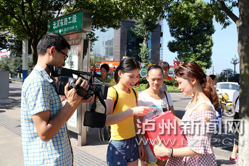 市民踴躍參與街頭答題。 王元明 攝